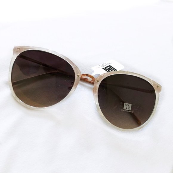 Laundry by Shelli Segall Accessories - NWT! Laundry by Shelli Segall Pearl Sunglasses